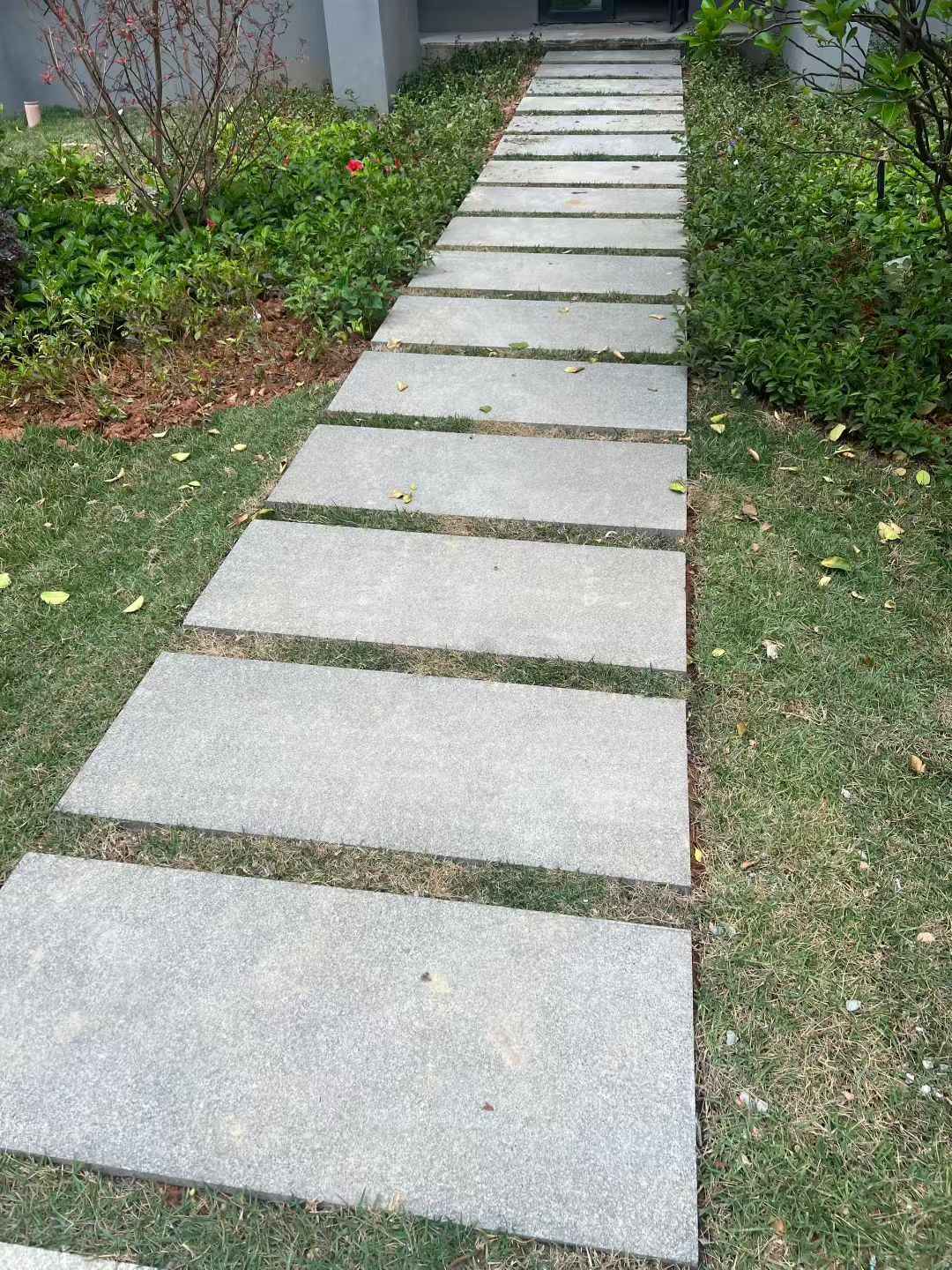 保定 芝麻黑小区踏步、汀步石铺装效果