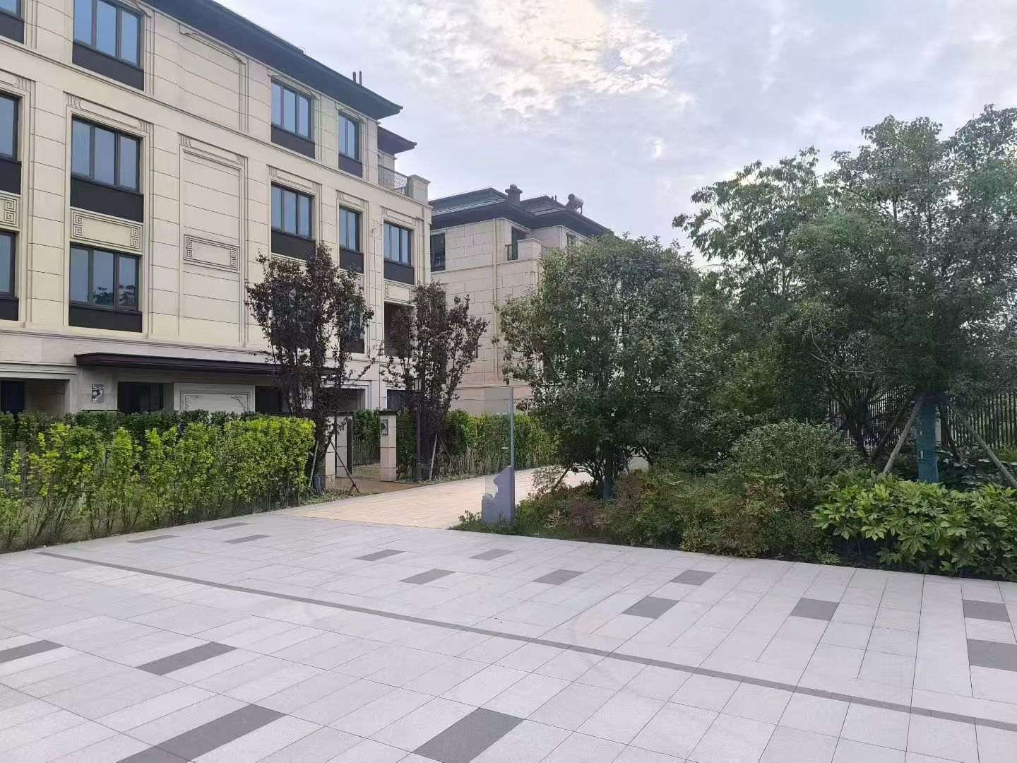 保定 芝麻白与芝麻白搭配铺装，尺寸1200*600